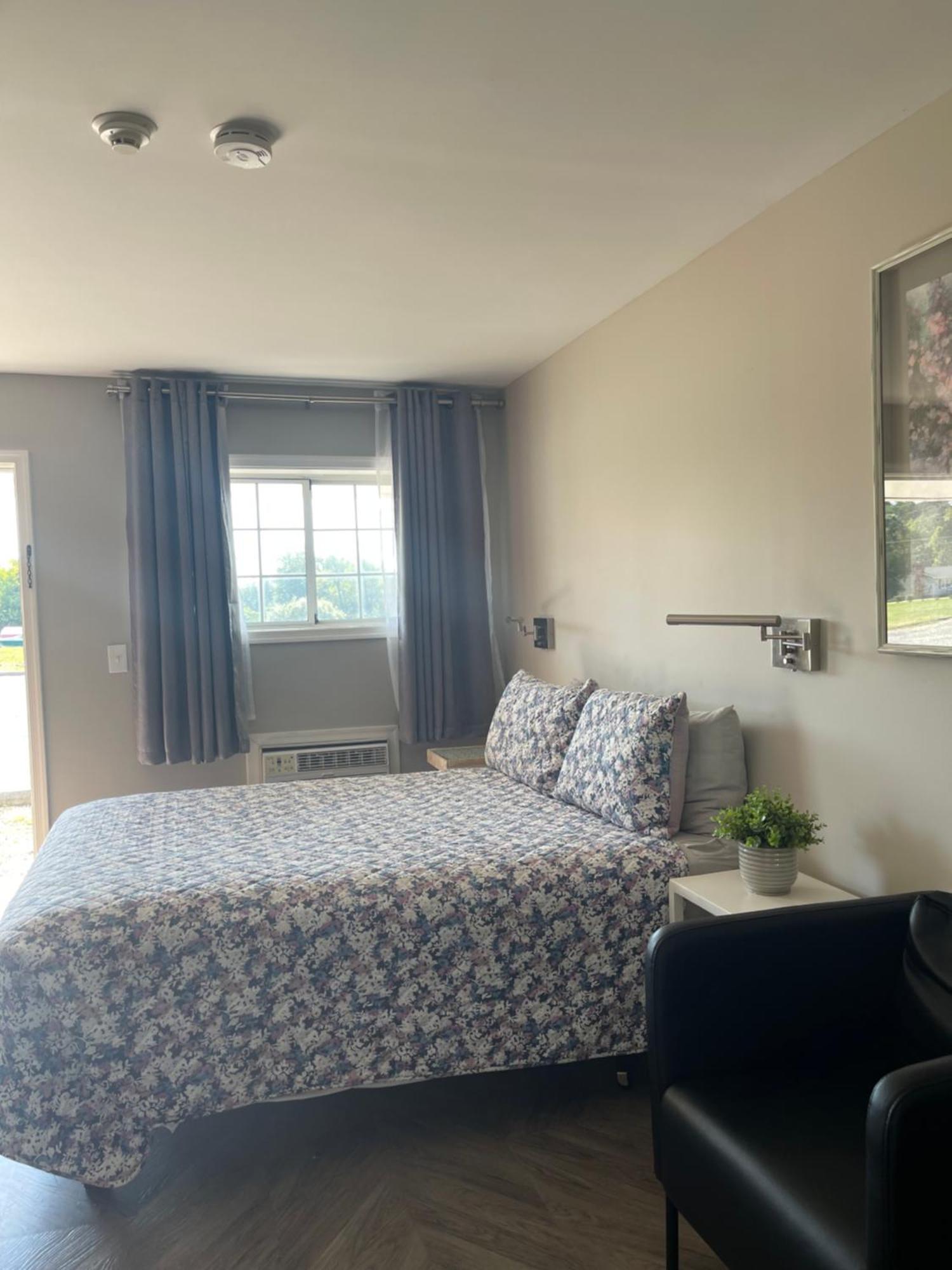 Hotel Lake Anna Glenora Экстерьер фото